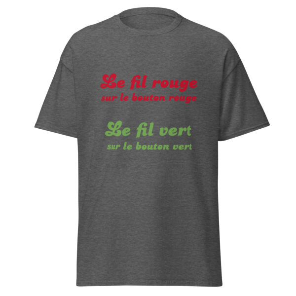 T-shirt "Le fil rouge sur le bouton rouge, le fil vert sur le bouton vert." – Image 12