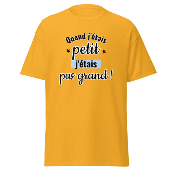 "Quand j'étais petit, j'étais pas grand." Ce t-shirt humoristique joue sur une expression pleine d'autodérision. Léger et fun, il est parfait pour ceux qui aiment afficher leur humour tout en gardant un look décontracté et original.