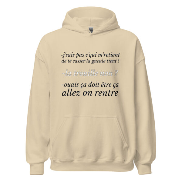 "J'sais pas c'qui me retient de te casser la gueule ! — La trouille, non ? — Ouais, ça doit être ça. Allez, on rentre." Ce sweat à capuche rend hommage à l'une des répliques les plus cultes des Bronzés font du ski. Confortable et plein d'humour, il est parfait pour les fans de cette comédie culte qui souhaitent afficher leur amour pour le film tout en restant stylés et bien au chaud.