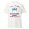 "Bon, dans une demie heure, je nous considère comme définitivement perdus !" Ce t-shirt rend hommage à Michel Blanc dans Les Bronzés font du ski avec cette réplique culte adressée à Josiane Balasko et Marie-Anne Chazel. Parfait pour les fans de cette comédie inoubliable, il allie humour et nostalgie, tout en rappelant cette scène emblématique du film.