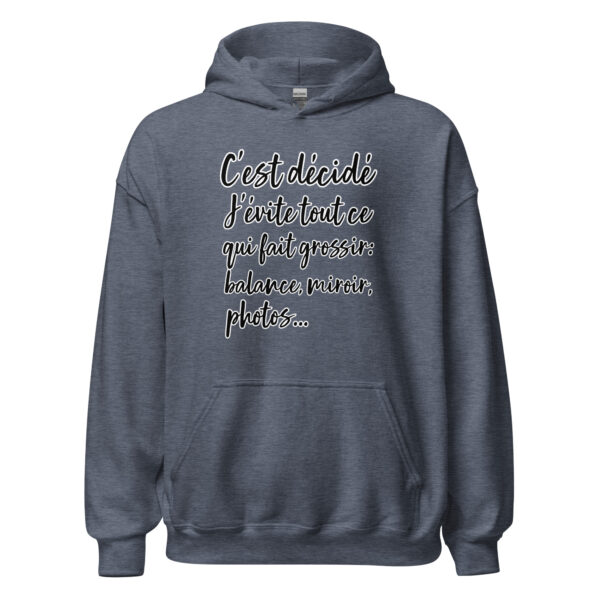 Sweat à capuche humour "C'est décidé, j'évite tout ce qui fait grossir : balance, miroir, photo..." – Image 17