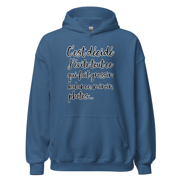 Sweat à capuche humour "C'est décidé, j'évite tout ce qui fait grossir : balance, miroir, photo..." – Image 15