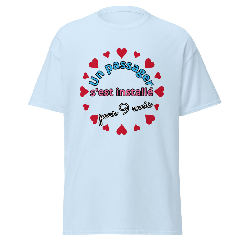 T-shirt un passager s'est installé pour 9 mois — Bleu Clair, face